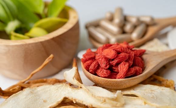 dried goji berries in a wooden bowl